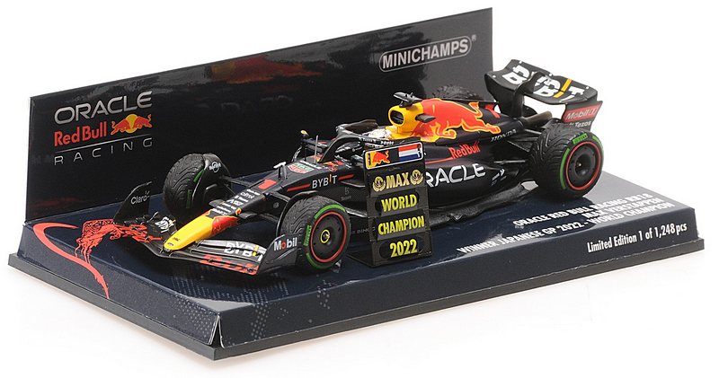 Red Bull RB18 #1 Winner GP Japan 2022 Max Verstappen (with pitboard) World Champion by minichamps
