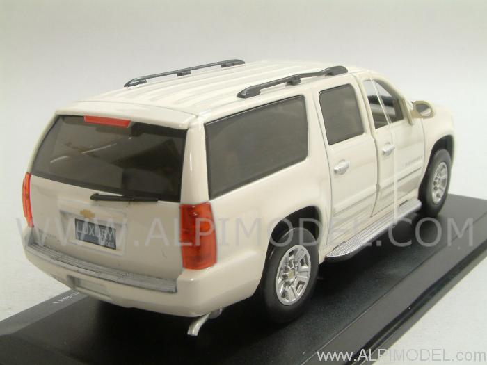 Chevrolet Suburban 2009-2010 (White) - luxury