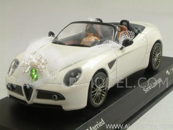 Alfa Romeo 8C Spyder 'Just Married' (with 2 figurInes)  Limited Edition 298pcs. - m4