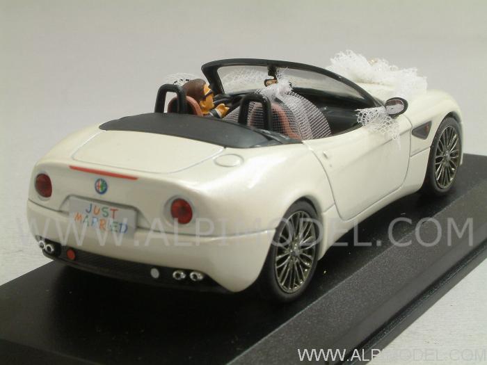 Alfa Romeo 8C Spyder 'Just Married' (with 2 figurInes)  Limited Edition 298pcs. - m4