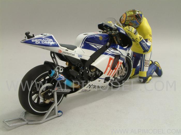 Yamaha YZR-M1 MotoGP Valencia  2010 (dirty) with figurine Valentino Rossi (Gift Box) - minichamps