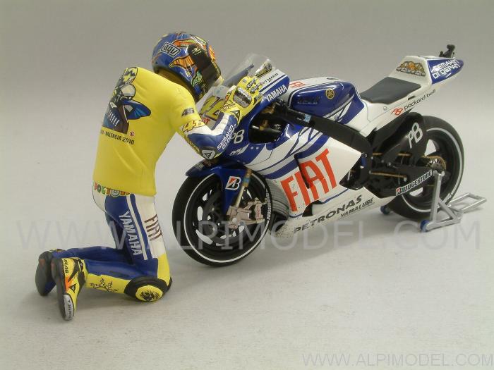 Yamaha YZR-M1 MotoGP Valencia  2010 (dirty) with figurine Valentino Rossi (Gift Box) by minichamps