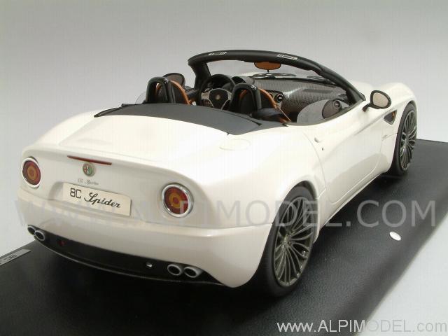 Alfa Romeo 8C Spider Geneve 2008 1/18 scale  in Gift Box - leather base - mr-collection