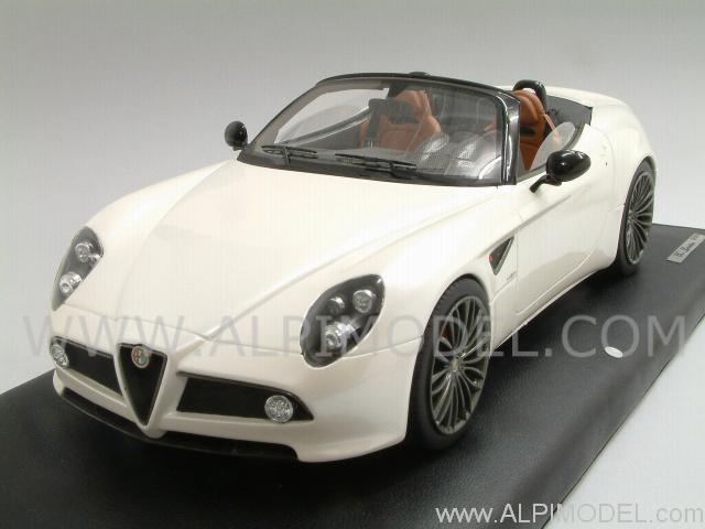Alfa Romeo 8C Spider Geneve 2008 1/18 scale  in Gift Box - leather base by mr-collection