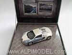 Bugatti Veyron 2009 (Polar Metallic/Pearl Metallic) (Gift Box) by MINICHAMPS
